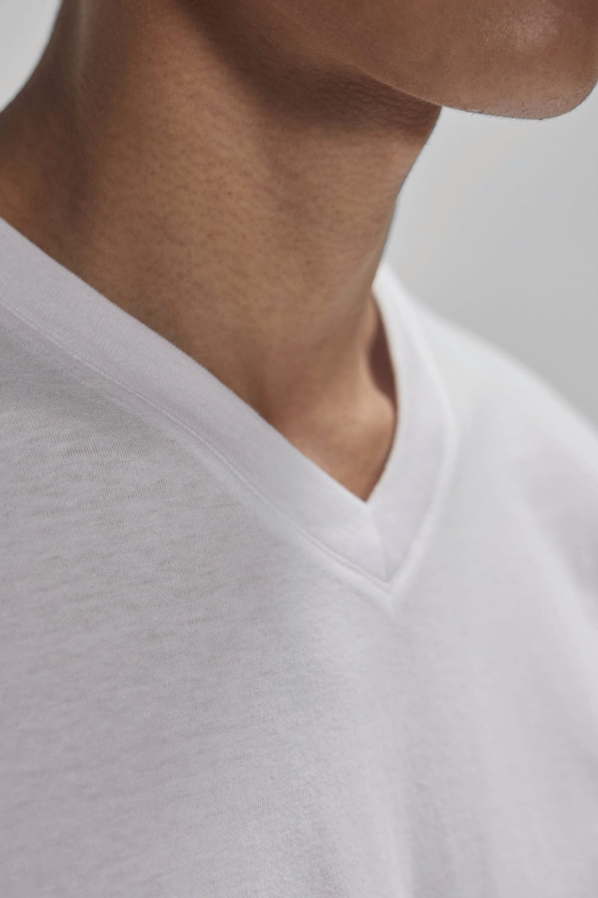 B&C CGTU008 T-shirt met V-hals #150