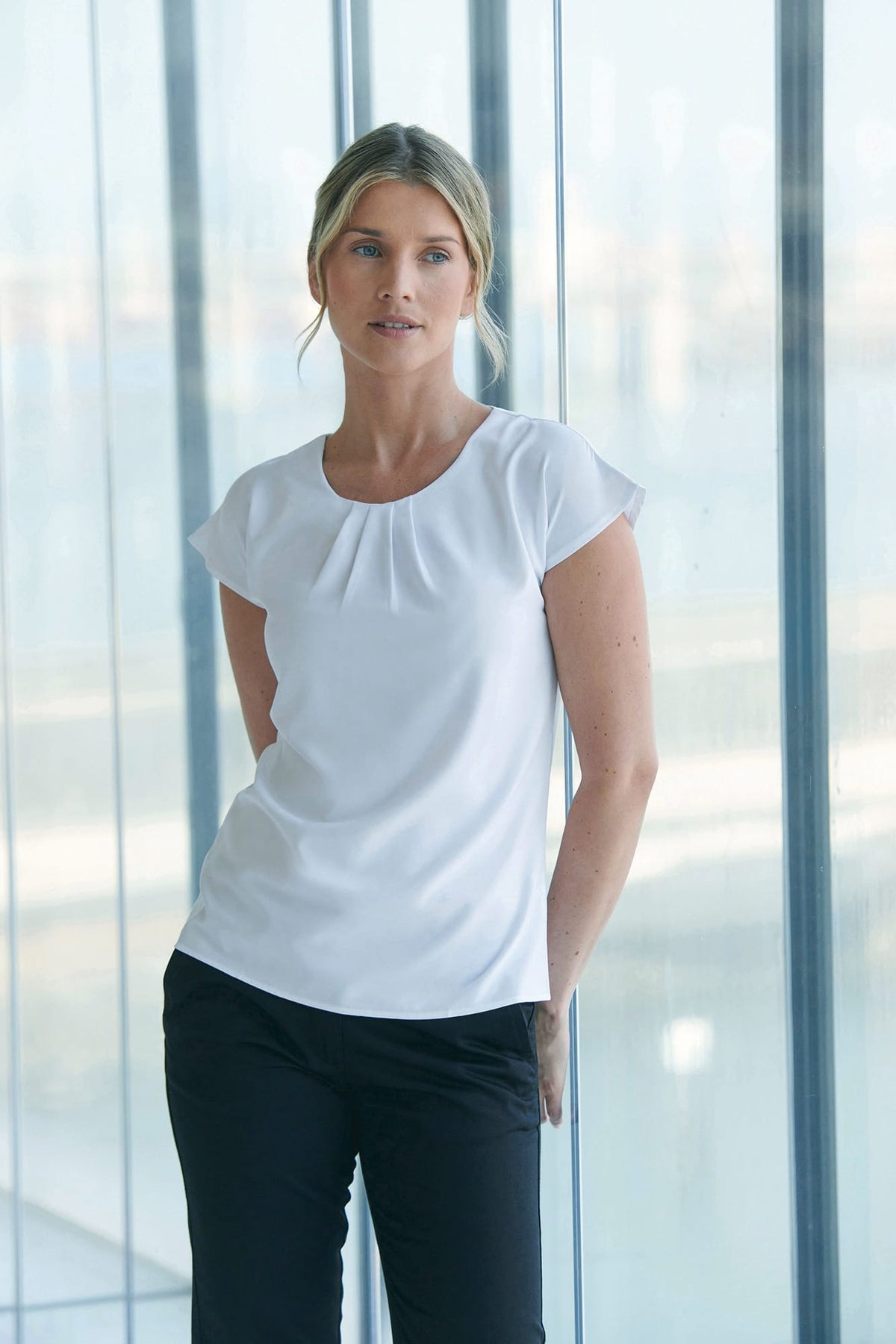 Henbury H597 Ladies pleat front blouse
