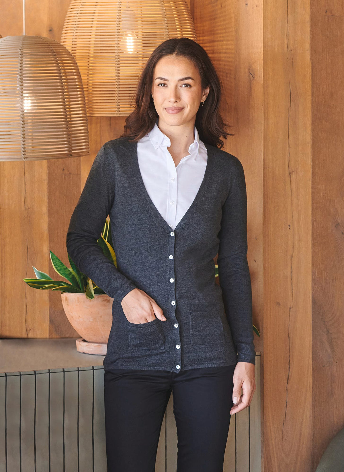 Henbury H723 Ladies' Lichtgewicht cardigan met V-hals