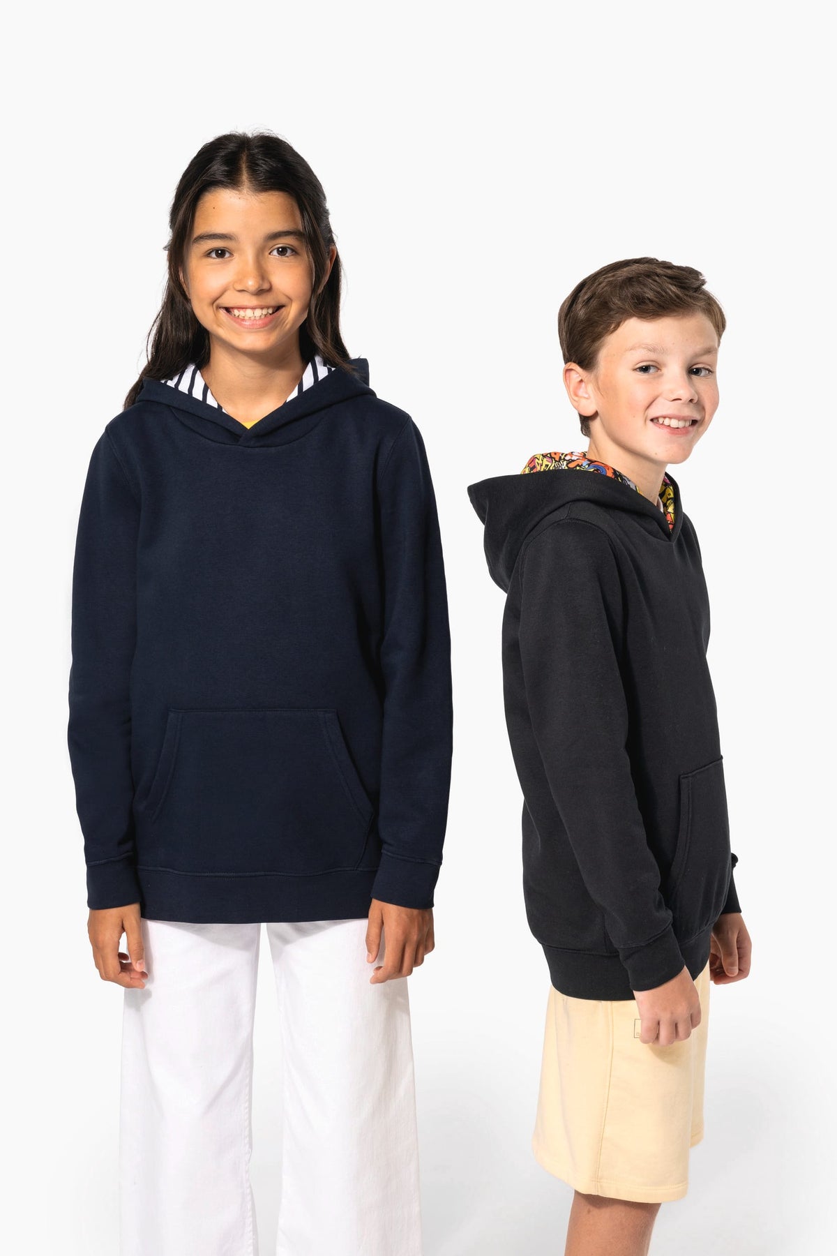 Kariban K4014 Sweater met contrasterende capuchon met motief