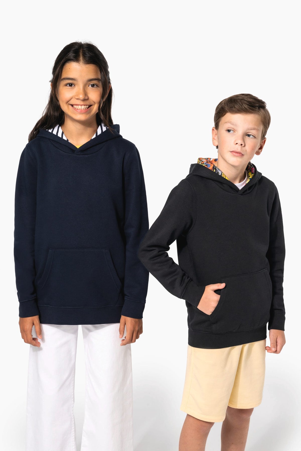 Kariban K4014 Sweater met contrasterende capuchon met motief