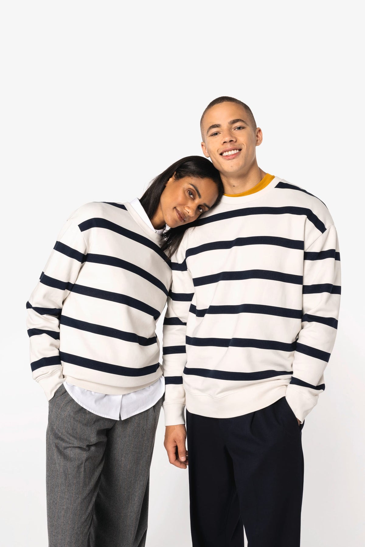 Native Spirit NS450 Ecologische gestreepte unisex sweater met ronde hals en afhangende schouders