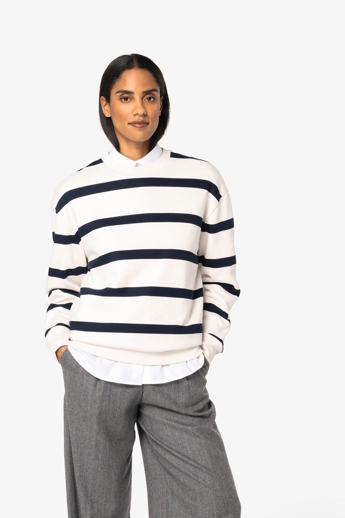 Native Spirit NS450 Ecologische gestreepte unisex sweater met ronde hals en afhangende schouders