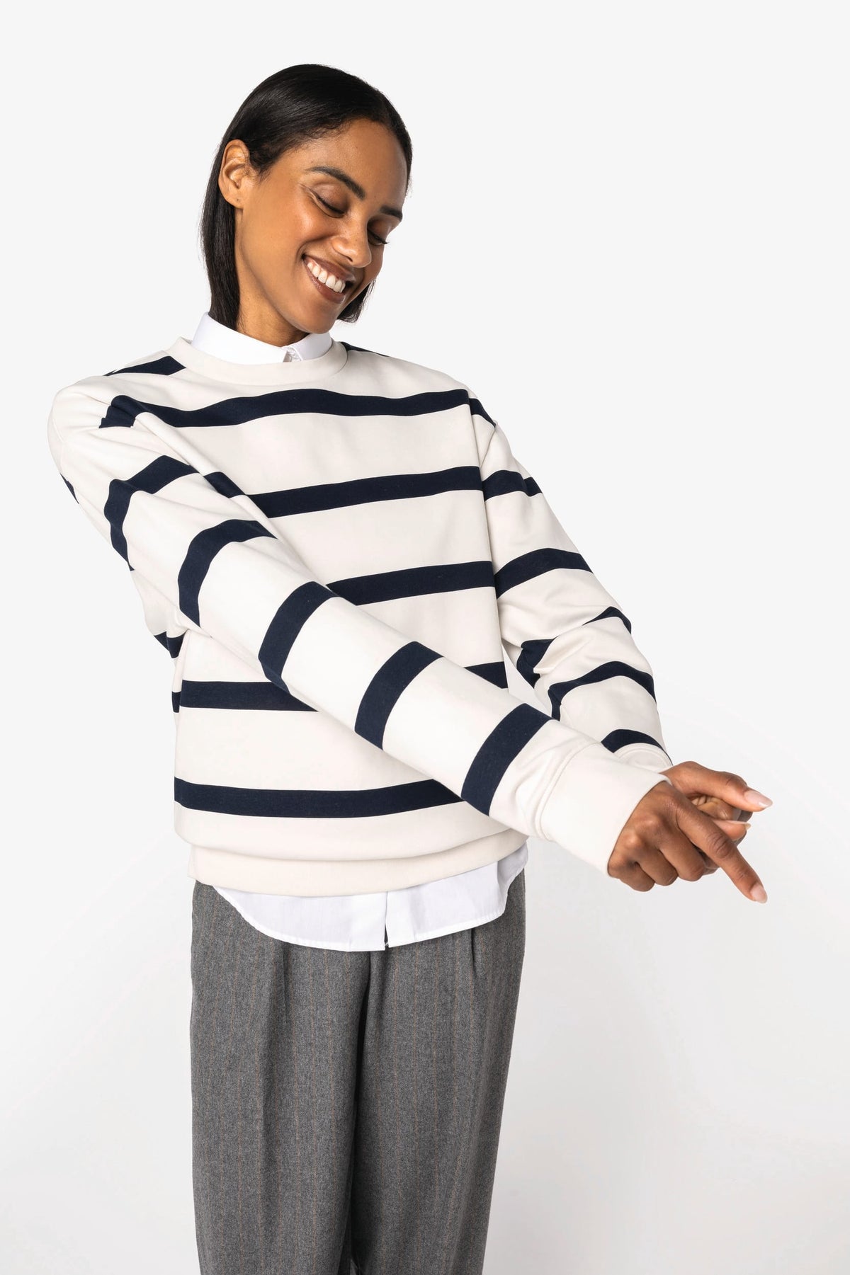 Native Spirit NS450 Ecologische gestreepte unisex sweater met ronde hals en afhangende schouders