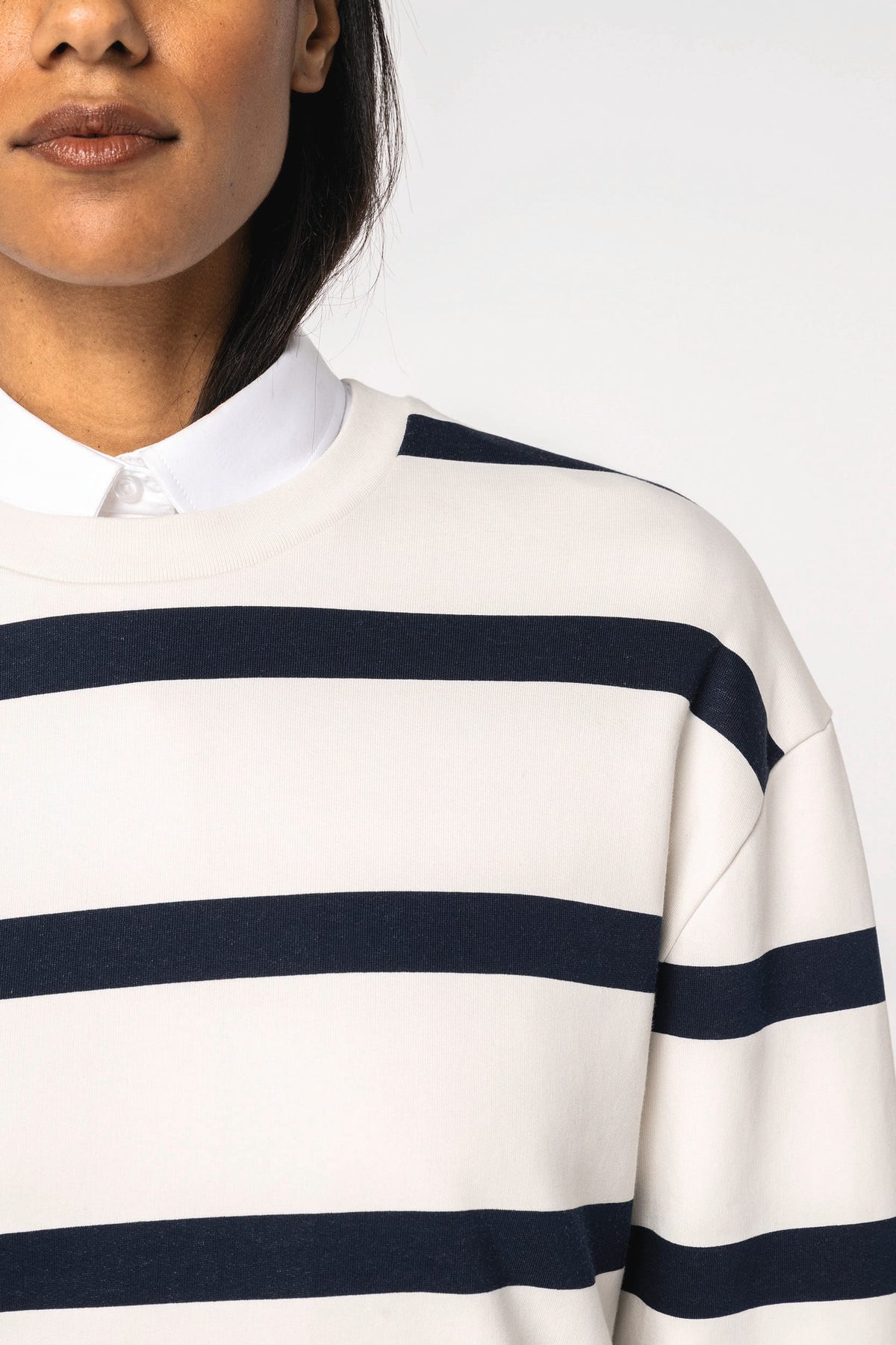 Native Spirit NS450 Ecologische gestreepte unisex sweater met ronde hals en afhangende schouders