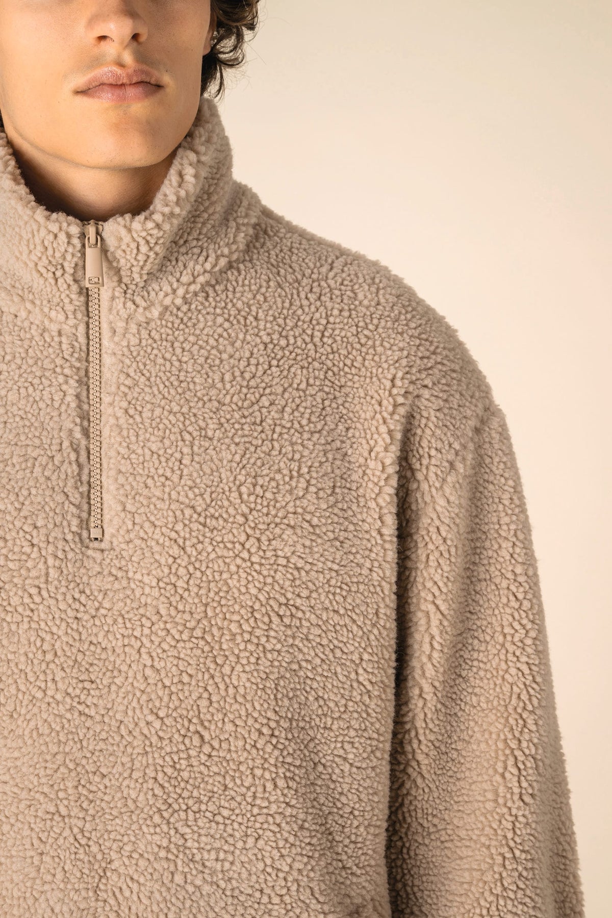 Spasso SP403 unisex sweater van sherpa met kwartrits en afhangende schouders