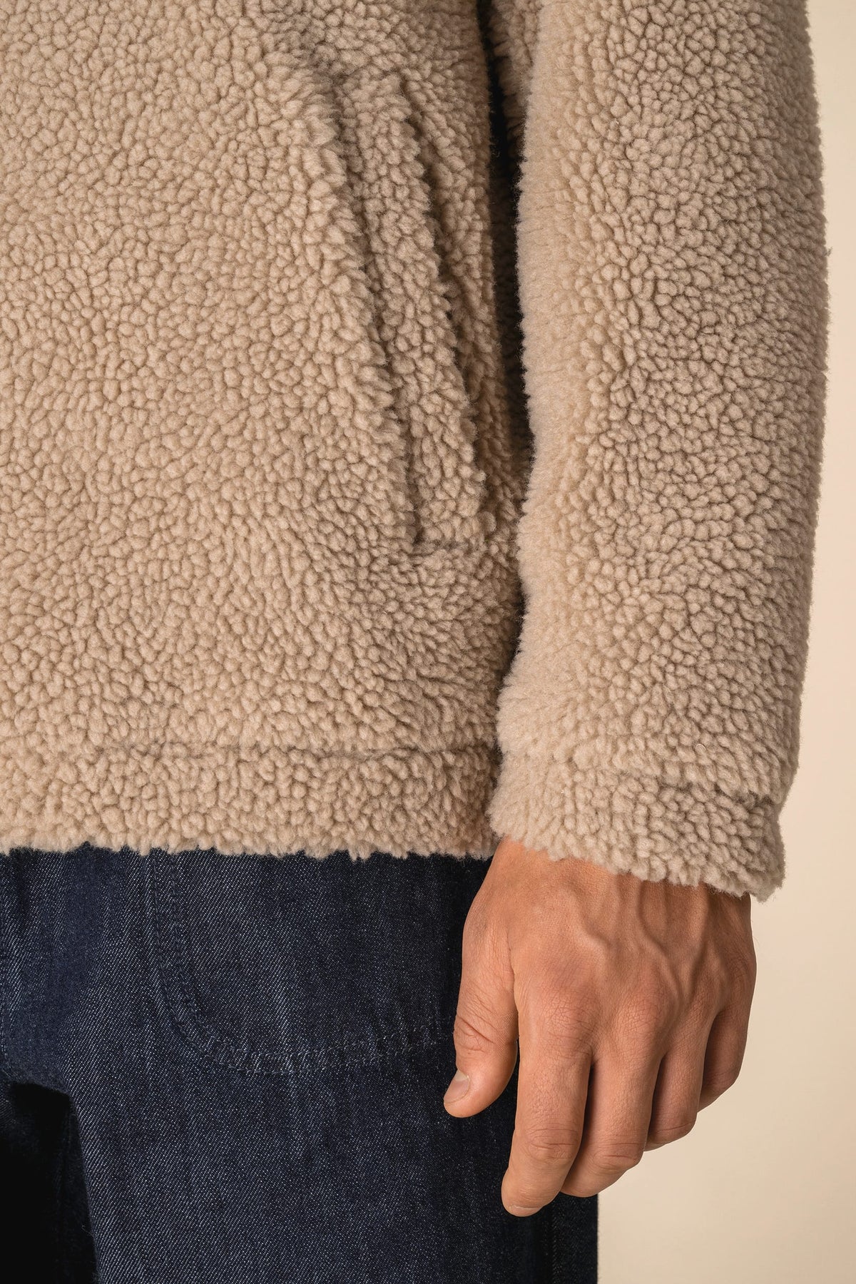 Spasso SP403 unisex sweater van sherpa met kwartrits en afhangende schouders