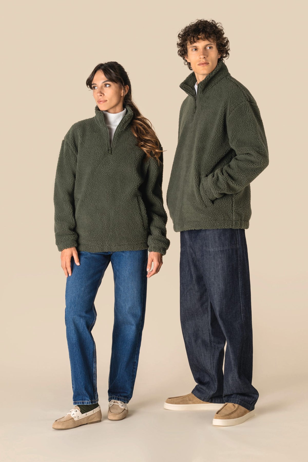 Spasso SP403 unisex sweater van sherpa met kwartrits en afhangende schouders