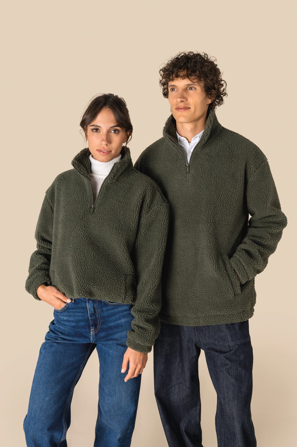 Spasso SP403 unisex sweater van sherpa met kwartrits en afhangende schouders