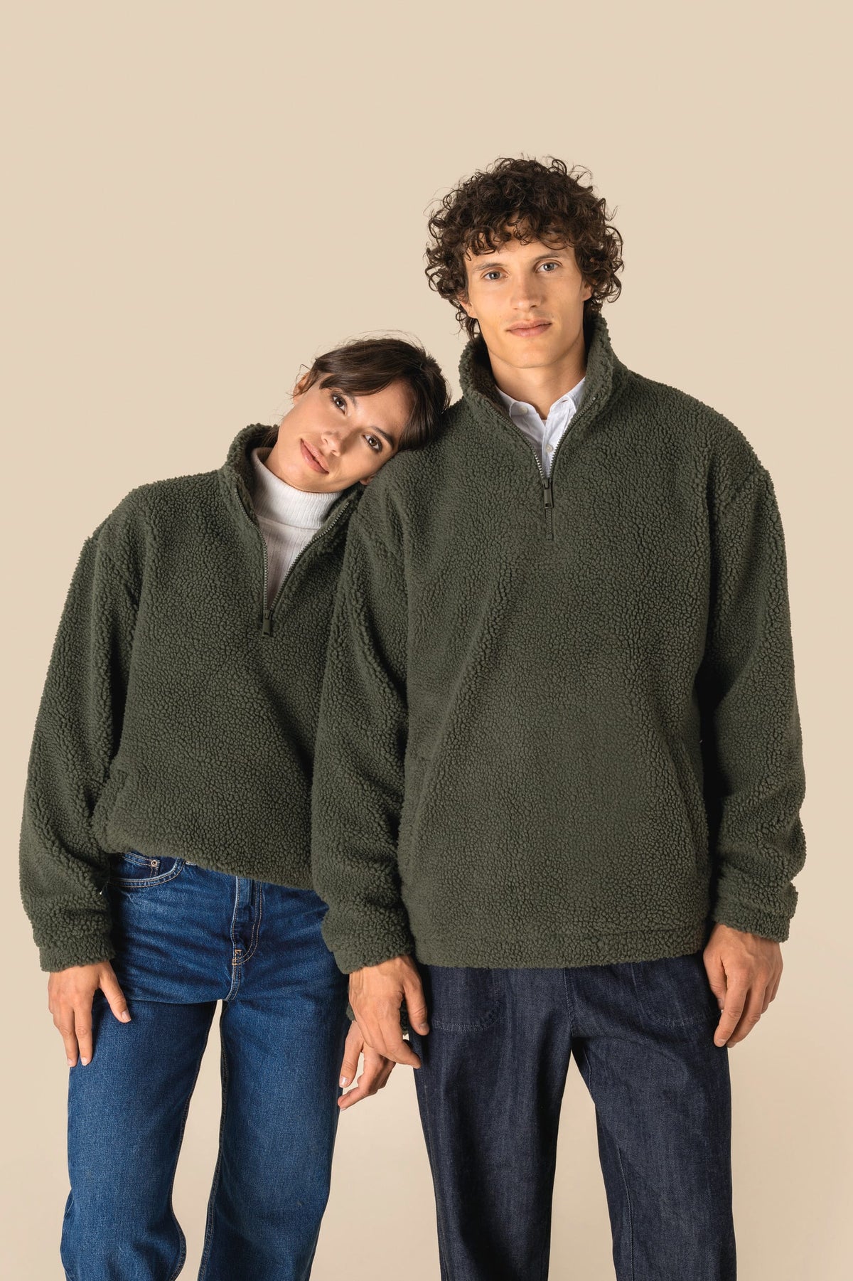Spasso SP403 unisex sweater van sherpa met kwartrits en afhangende schouders