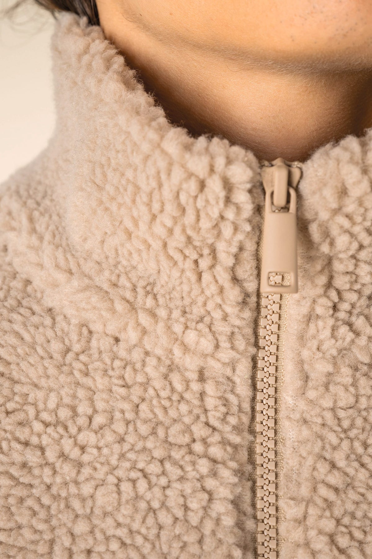 Spasso SP403 unisex sweater van sherpa met kwartrits en afhangende schouders
